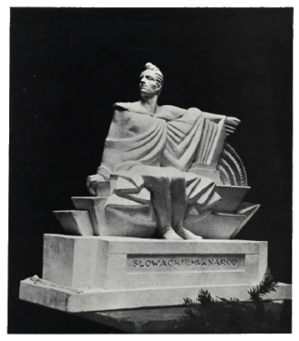 Projekt rzeźby pomnika Juliusza Słowackiego we Lwowie, przedstawiający siedzącą postać z stylizowanymi draperiami i geometrycznymi kształtami. Na podstawie napis 'SŁOWACKIEM NARÓD'.