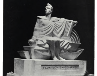 Projekt rzeźby pomnika Juliusza Słowackiego we Lwowie, przedstawiający siedzącą postać z stylizowanymi draperiami i geometrycznymi kształtami. Na podstawie napis 'SŁOWACKIEM NARÓD'.