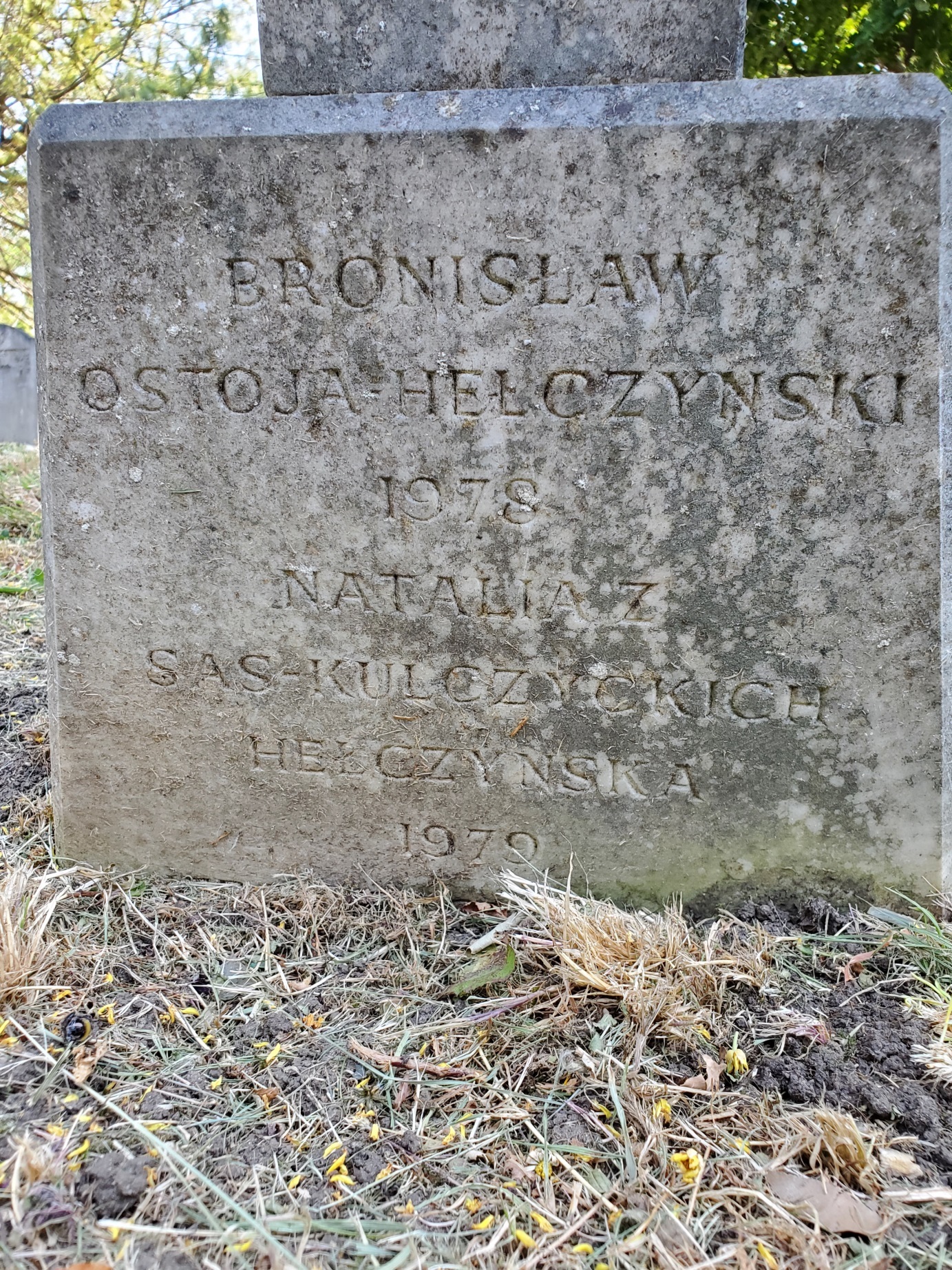 Fragment nagrobka Bronisława Ostoja-Hełczyńskiego i Natalii Hełczyńskiej, cmentarz East Finchley, Londyn