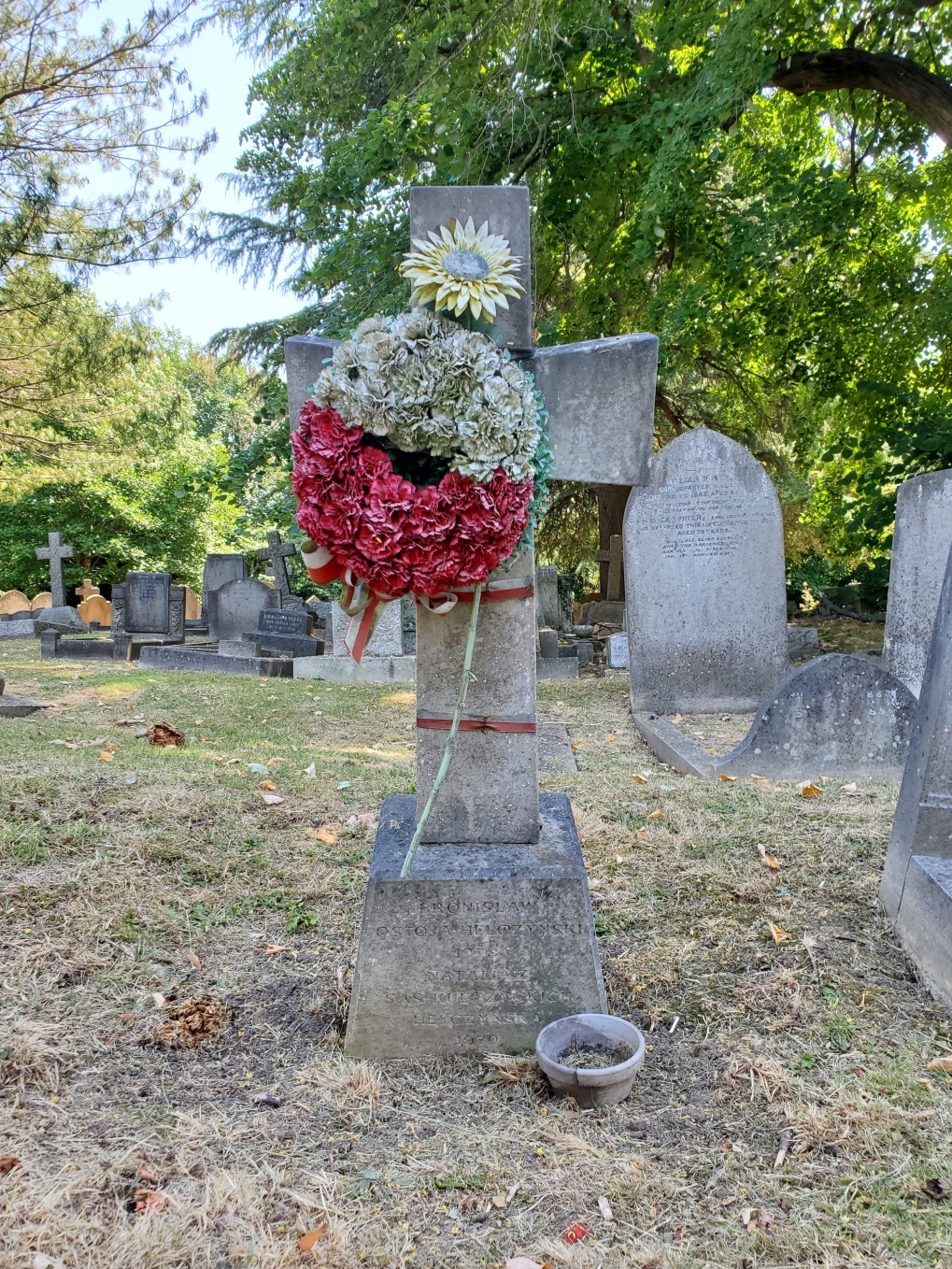 Nagrobek Bronisława Ostoja-Hełczyńskiego i Natalii Hełczyńskiej, cmentarz East Finchley, Londyn