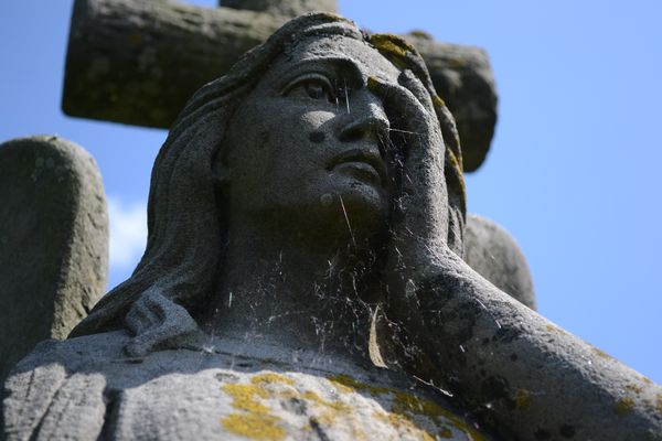Фрагмент статуї з надгробка Броніслави Тарновської, Білоскурське кладовище, 2018 рік
