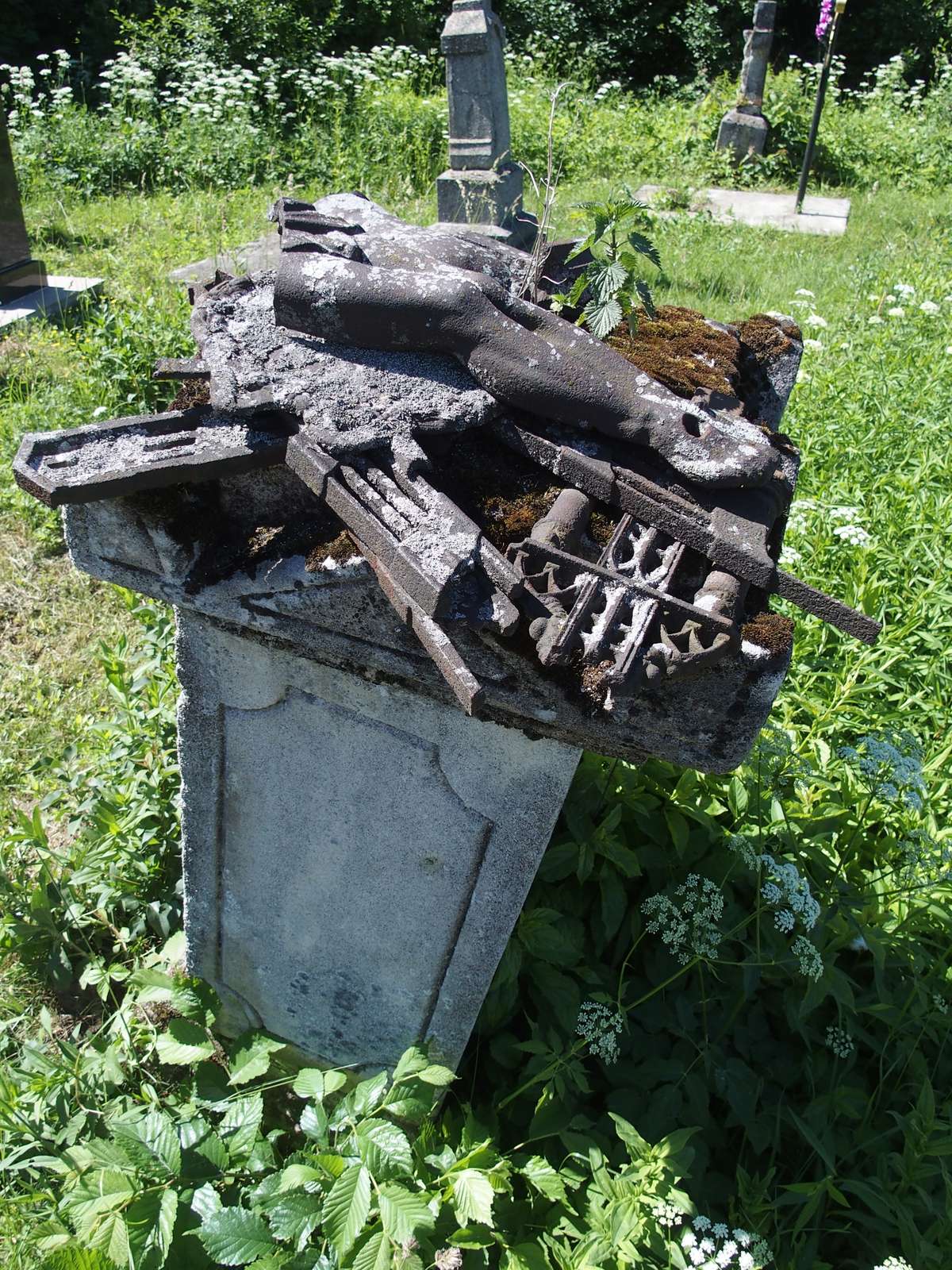 Broken cross from the gravestone of Józef Kinasevich, Horodyszcze cemetery