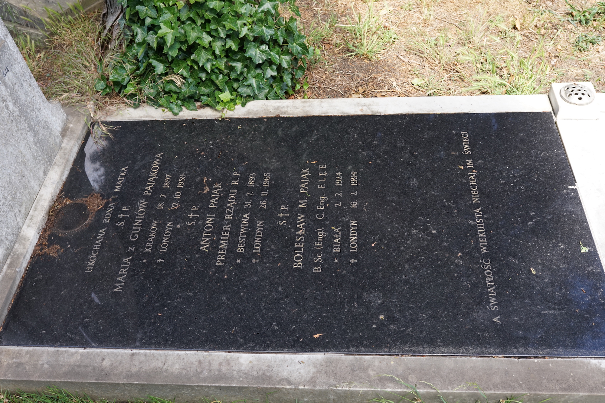 Fragment nagrobka Antoniego Pająka, Marii Pająkowej i Bolesława Pająka, South Ealing Cementery, Londyn