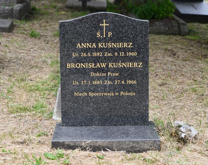 Tombstone of Bronislaw Kusnier and Anna Kusnier in London