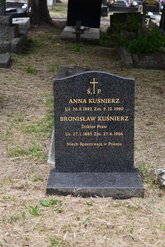 Tombstone of Bronislaw Kusnier and Anna Kusnier in London