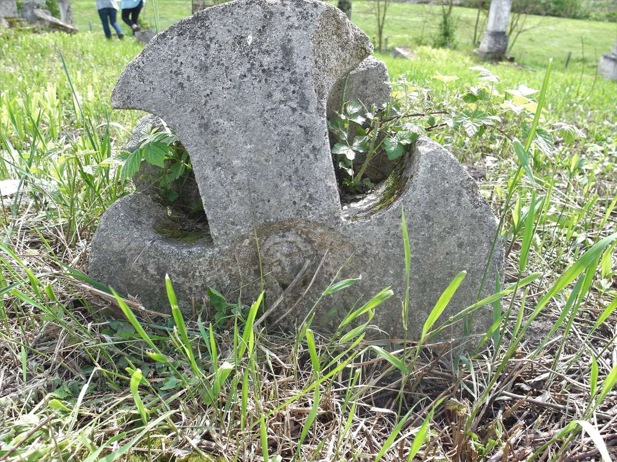 Фрагмент хреста з надгробка Елізабет Ґрей, цвинтар у Стрийці