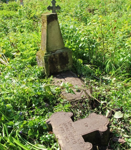 Nagrobek Anny Kuten, cmentarz w Opryłowcach