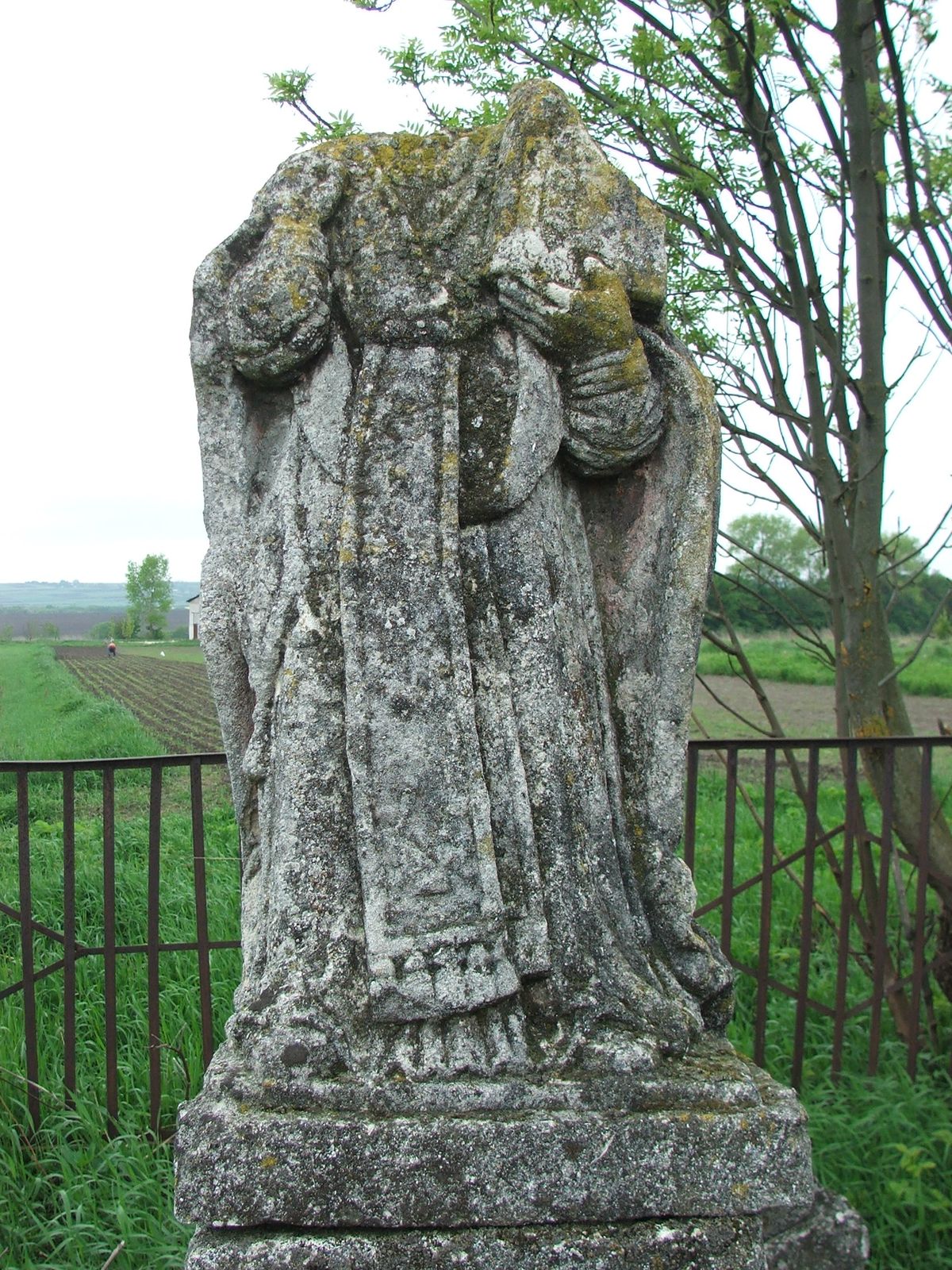 Figure from the tombstone of N.N., Nowinki cemetery, 2019