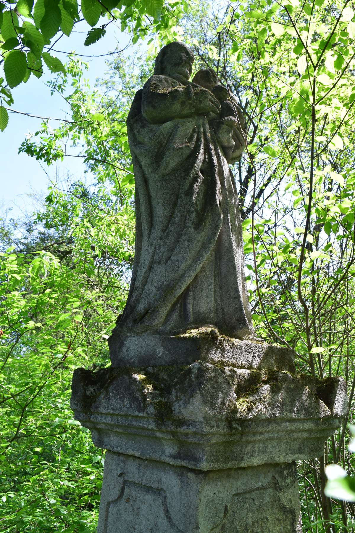 Figura z nagrobka N.N. i Wiktorii Strze[...], cmentarz w Kozłowie