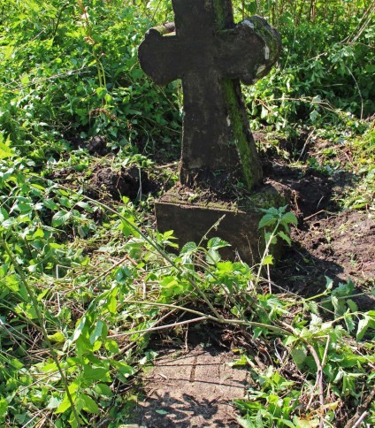 Nagrobek N.N., cmentarz w Opryłowcach