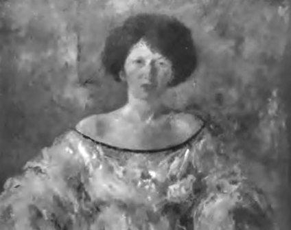 Portret młodej kobiety w białej sukni z odkrytymi ramionami, na tle o neutralnej fakturze. Jej ciemne włosy są upięte w obfity kok.