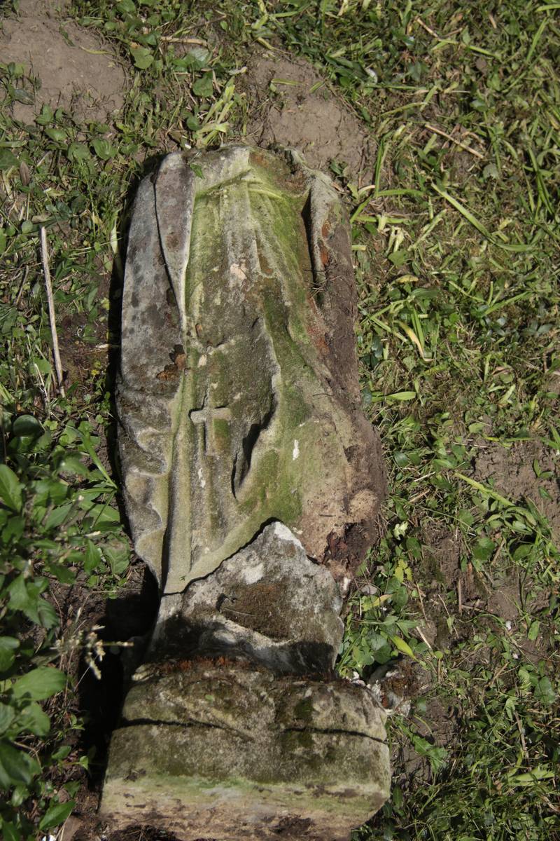 Tombstone figure of Jozefa Tarnawska in Draganovka cemetery