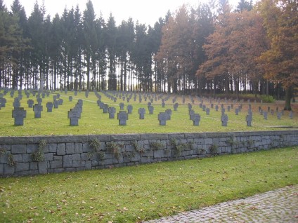 Groby Polaków na cmentarzu wojennym Jaunitzbachtal