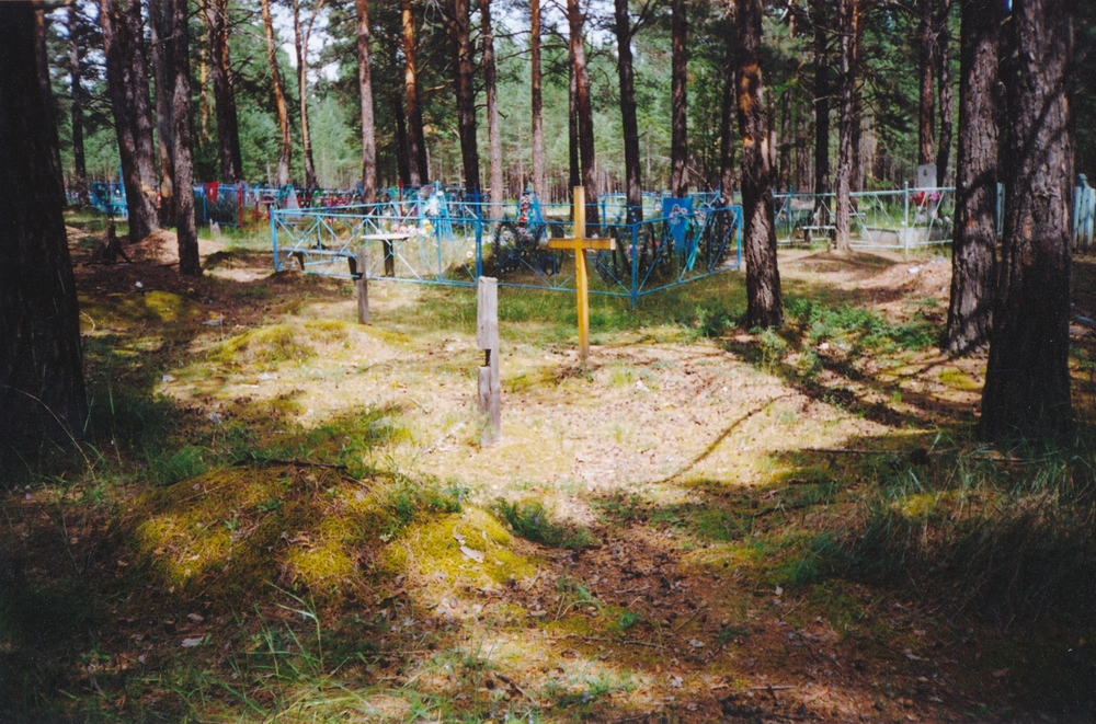 Fotografia przedstawiająca Graves of Polish deportees in the local cemetery