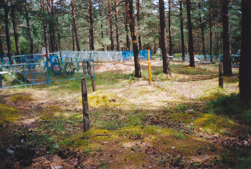 Fotografia przedstawiająca Graves of Polish deportees in the local cemetery