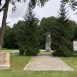 Fotografia przedstawiająca Cmentarz niemieckiego obozu jenieckiego, upamiętniony pomnikiem