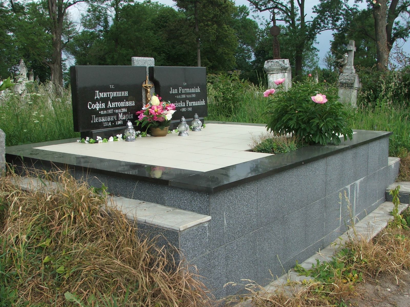 Tombstone of Franciszka Furmaniuk, Jan Furmaniuk, Софіi Дмитришин and Маріi Левкович, Zbarazh cemetery, sector 02a