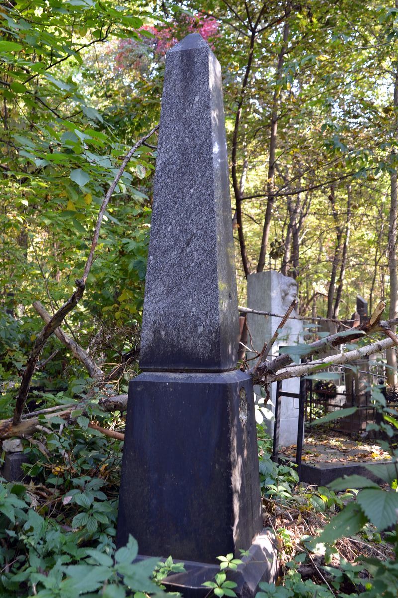 Nagrobek Henryka Iwanowskiego i Leontyny Olszewskiej,  cmentarz Bajkowa w Kijowie, stan z 2021.