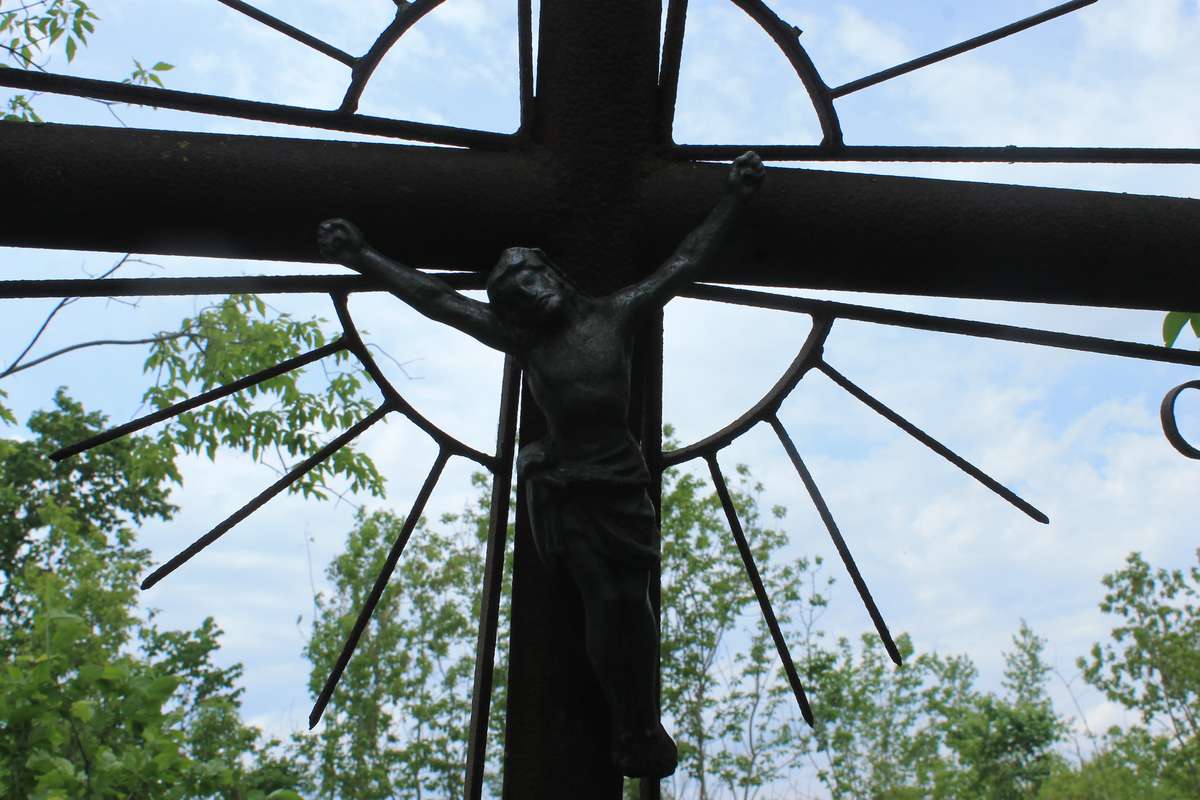 Cross from the gravestone of Roman and Wanda Kalist, Toki cemetery, 2019