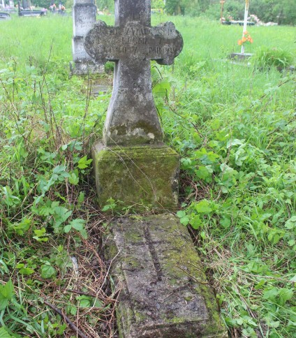 Nagrobek Anny Leśnej, cmentarz w Opryłowcach