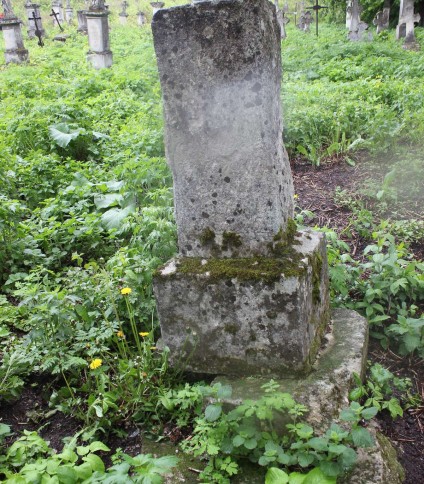 Nagrobek N.N., cmentarz w Opryłowcach