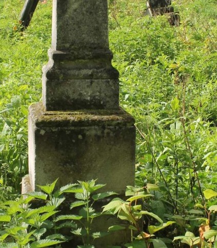 Nagrobek Jędrzeja Dynkowskiego, cmentarz w Opryłowcach