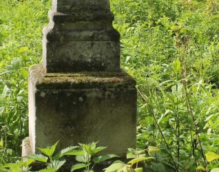 Nagrobek Jędrzeja Dynkowskiego, cmentarz w Opryłowcach