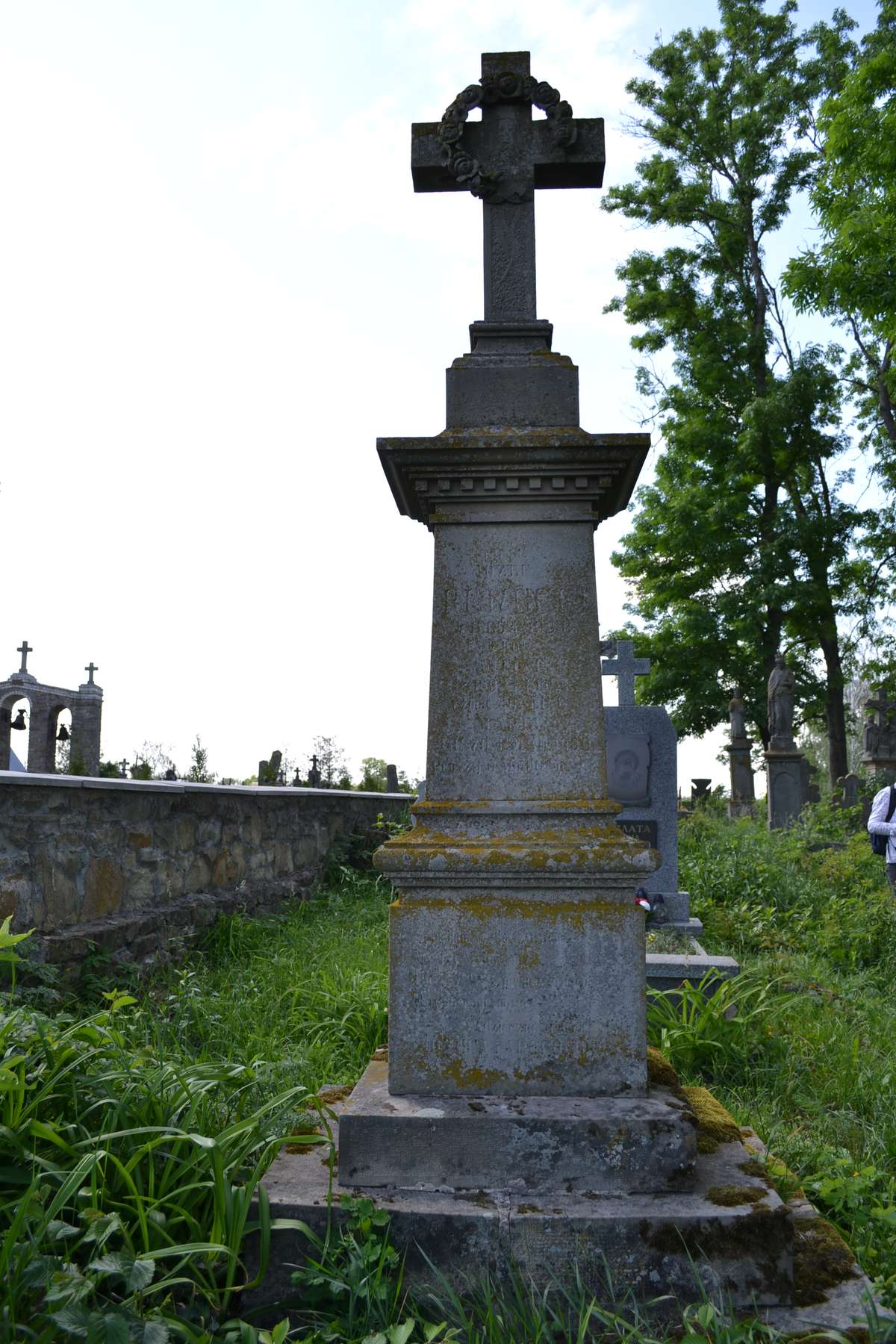 Tombstone of Antoni, Józef and Maria Rewucki, cemetery in Zaścianka