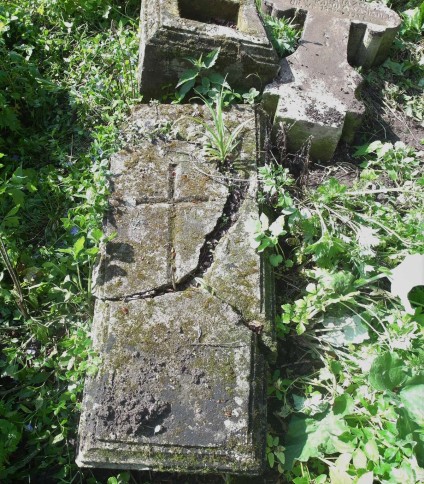 Nagrobek Karola Sąsiadka, cmentarz w Opryłowcach