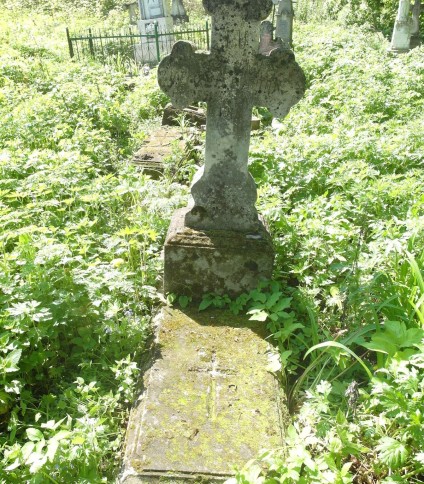 Nagrobek Anny Petuk, cmentarz w Opryłowcach