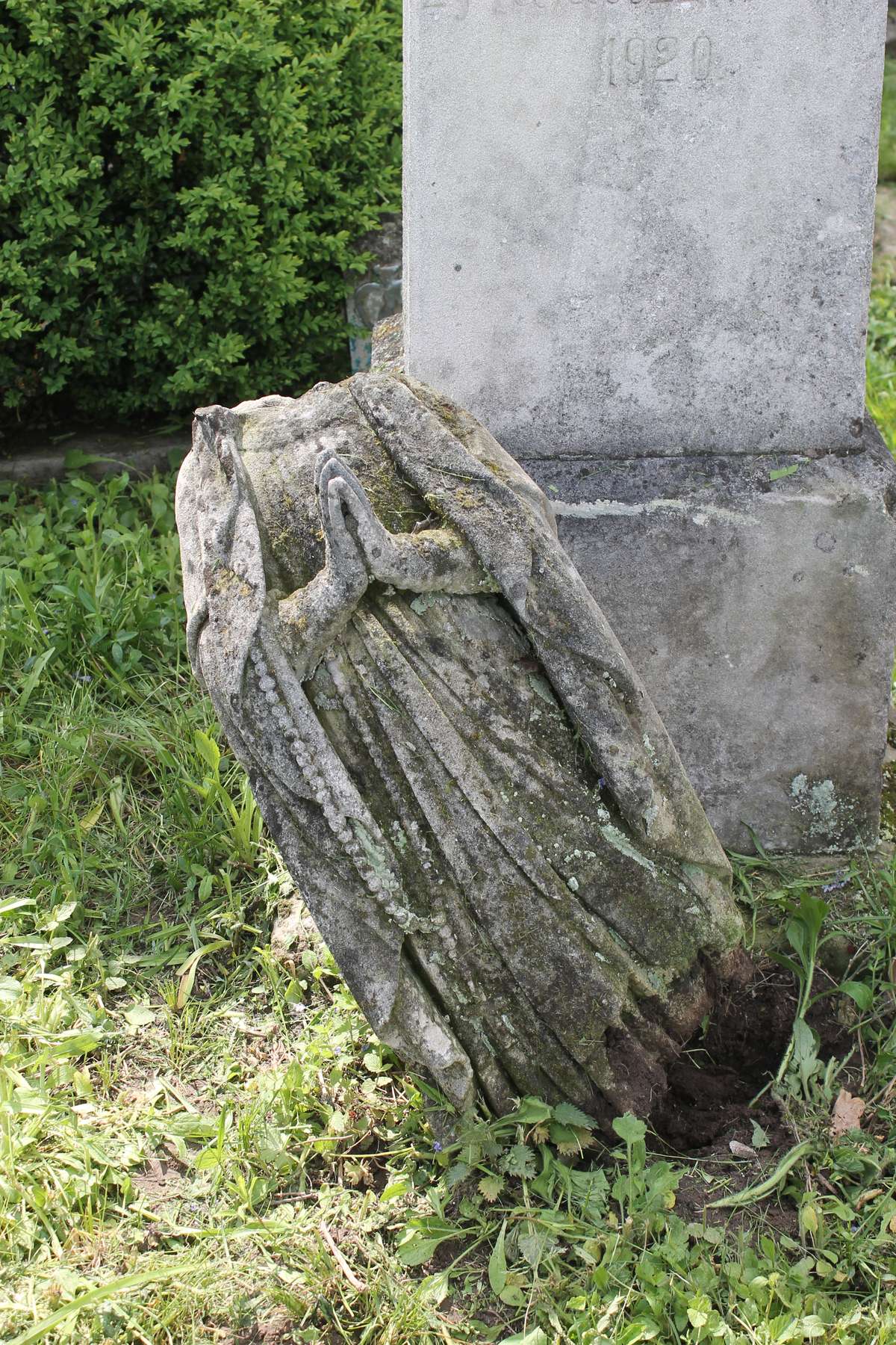 Figure from the tombstone of Karola Pilkowska, Chernichovtsi cemetery, 2019