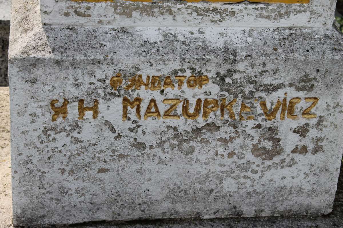 Напис з надгробка Антонія і Текли Мазуркевичів, Чернівецьке кладовище, 2019 рік