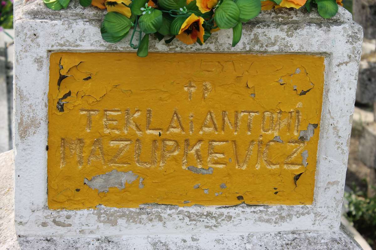 Напис з надгробка Антонія і Текли Мазуркевичів, Чернівецьке кладовище, 2019 рік