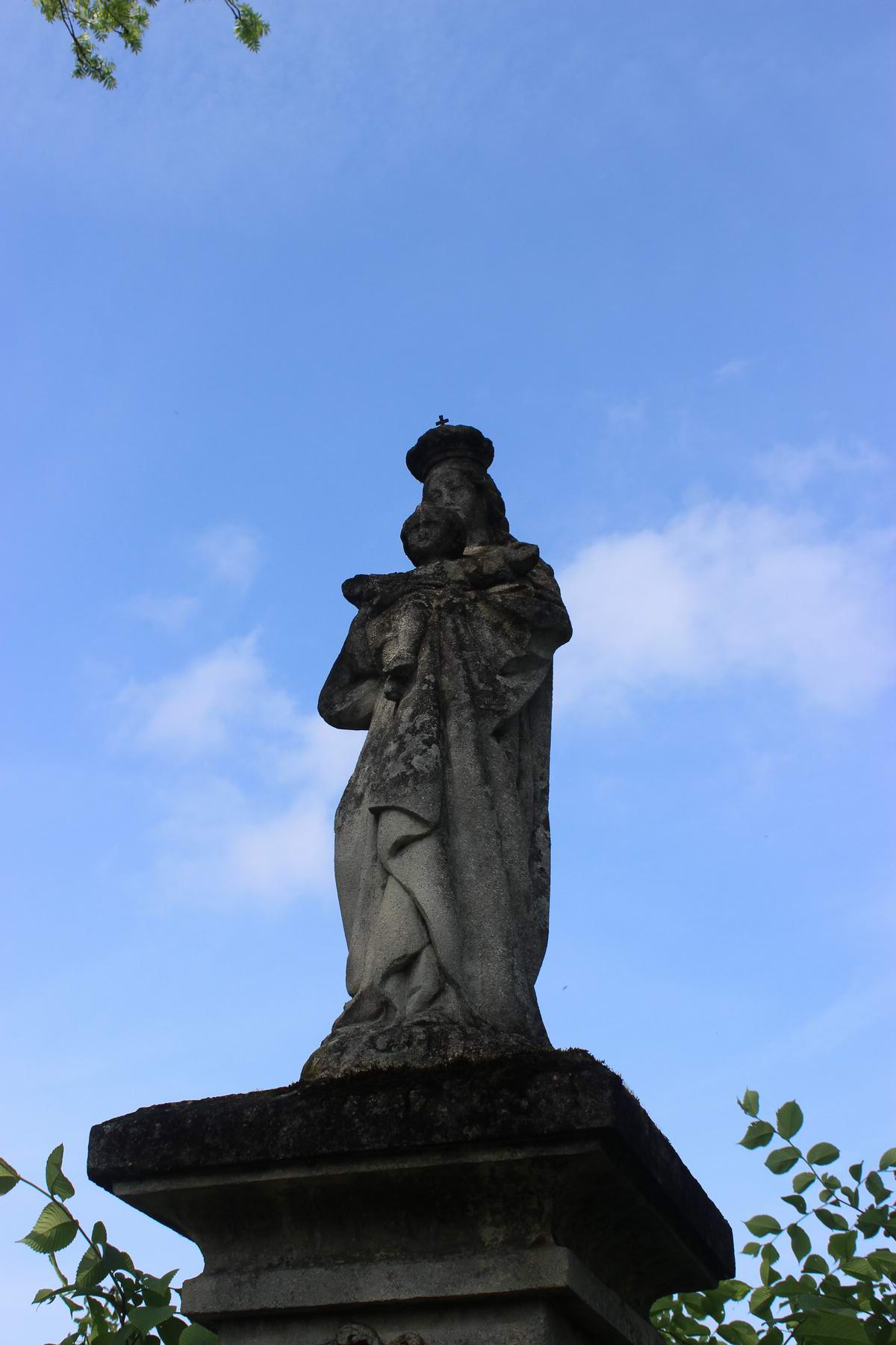 Figure from the gravestone of Zuzanna Gudleska, cemetery in Lubianki Niżne, 2019