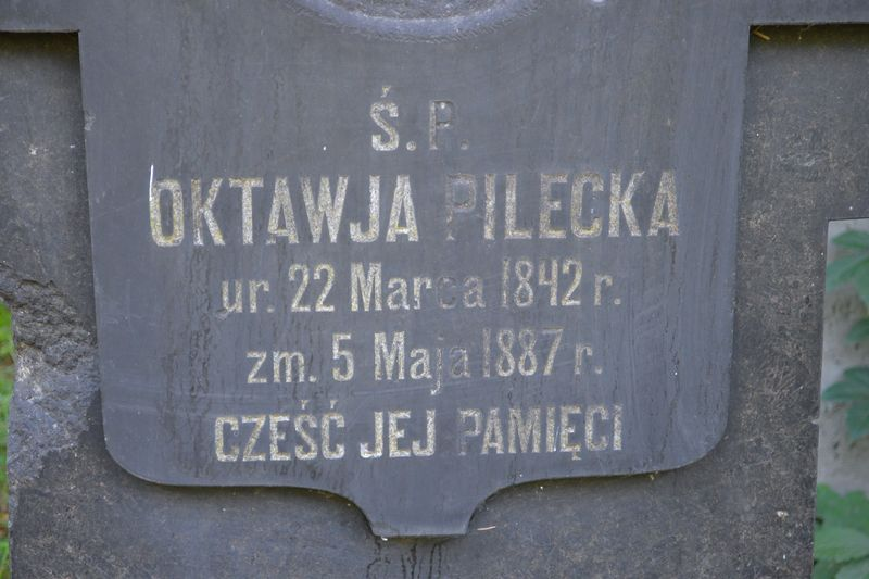 Fragment nagrobka Oktawii Pileckiej, cmentarz Bajkowa w Kijowie, stan z 2021