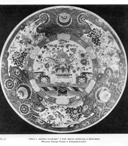 Dekoracyjny talerz z 'Serwisu tureckiego' Królewskiej Fabryki Porcelany w Belwederze, z misternymi wzorami kwiatowymi i geometrycznymi, wystawiony w Muzeum Starego Seraju w Konstantynopolu.