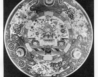 Dekoracyjny talerz z 'Serwisu tureckiego' Królewskiej Fabryki Porcelany w Belwederze, z misternymi wzorami kwiatowymi i geometrycznymi, wystawiony w Muzeum Starego Seraju w Konstantynopolu.