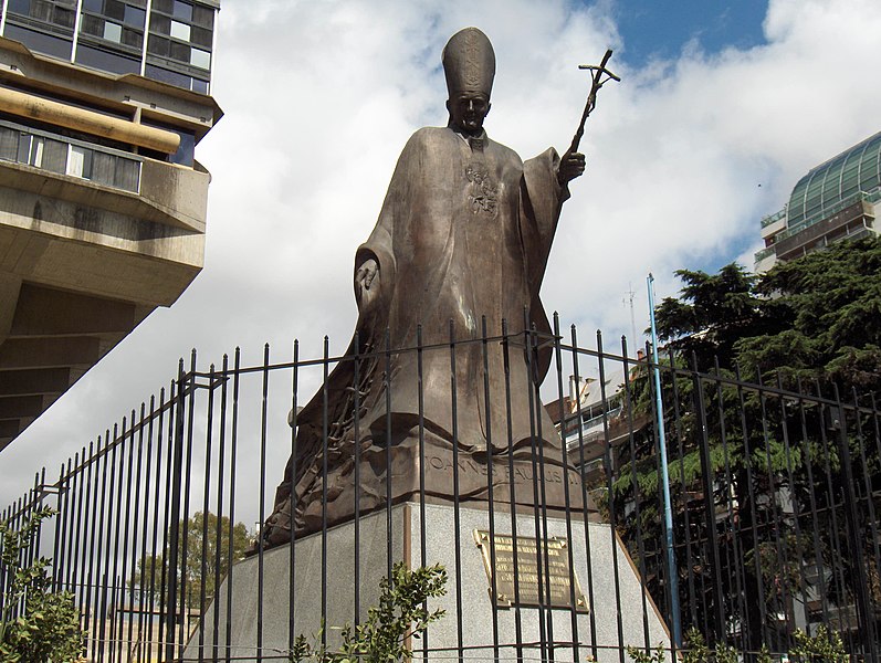 Monument to John Paul II in Buenos Aires, Stanislaw Slonina, 1998-1999, bronze on granite pedestal