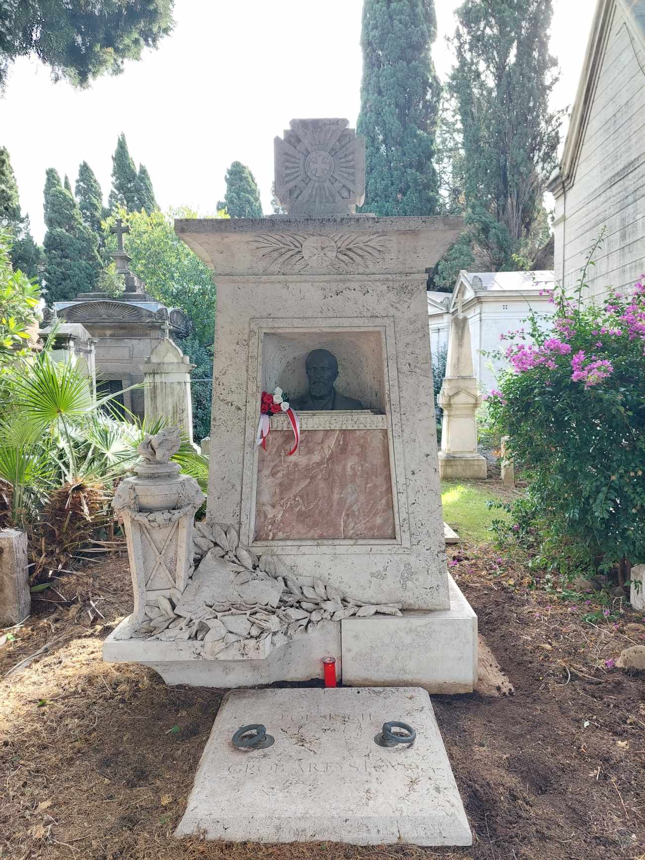 Fotografia przedstawiająca Nagrobek Aleksandra Gierymskiego i Antoniego Madeyskiego na Campo Verano