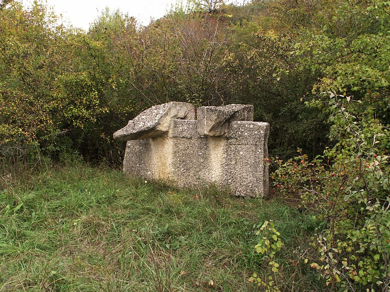 Photo montrant Olgierd Truszynski\'s sculpture \"Sign of Culture\" in Sankt Margarethen