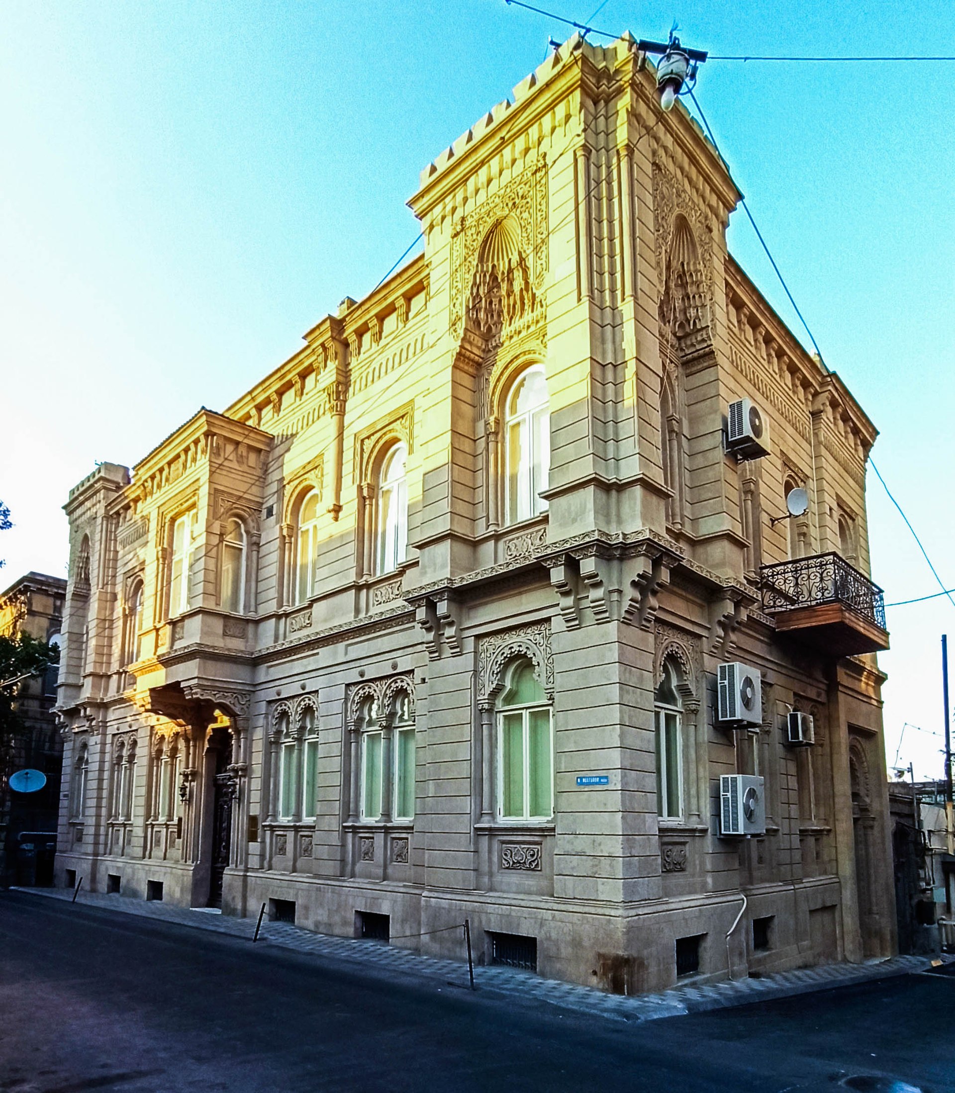 Aga-Bala Guliyev House in Baku, Eugeniusz Skibiński, 1899, 2-storey building on a rectangular plan, brick, plastered with rustication; decorative cast-iron elements