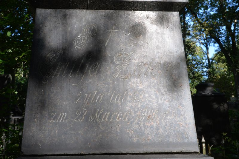 Fragment nagrobka Emilii Zaionc, cmentarz Bajkowa w Kijowie, stan z 2021.