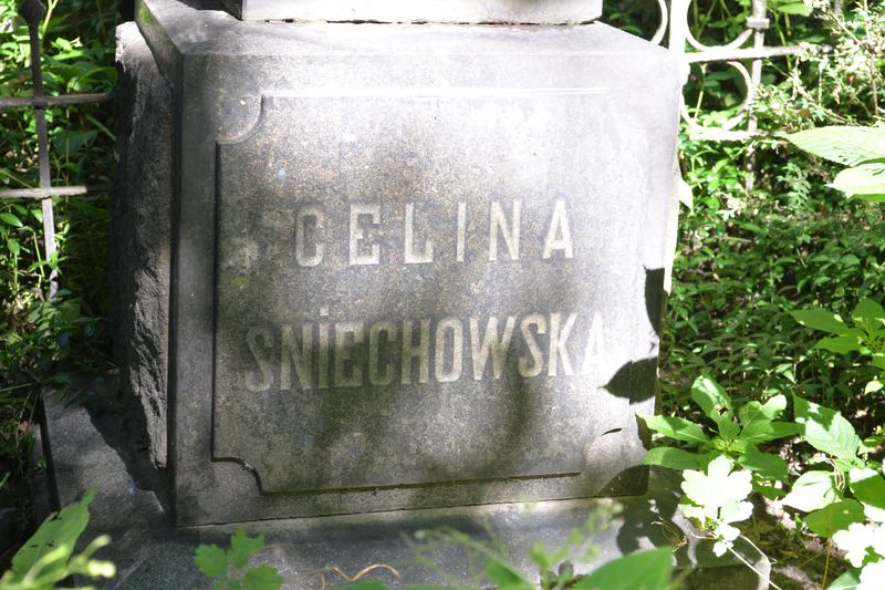 Fragment nagrobka Celiny Śniechowskiej,  cmentarz Bajkowa w Kijowie, stan z 2021.