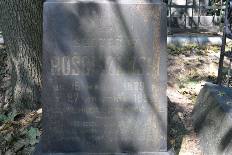 Fragment of the gravestone of Szczesny Rościszewski, with visible inscription, Bajkova cemetery in Kiev, as of 2021.