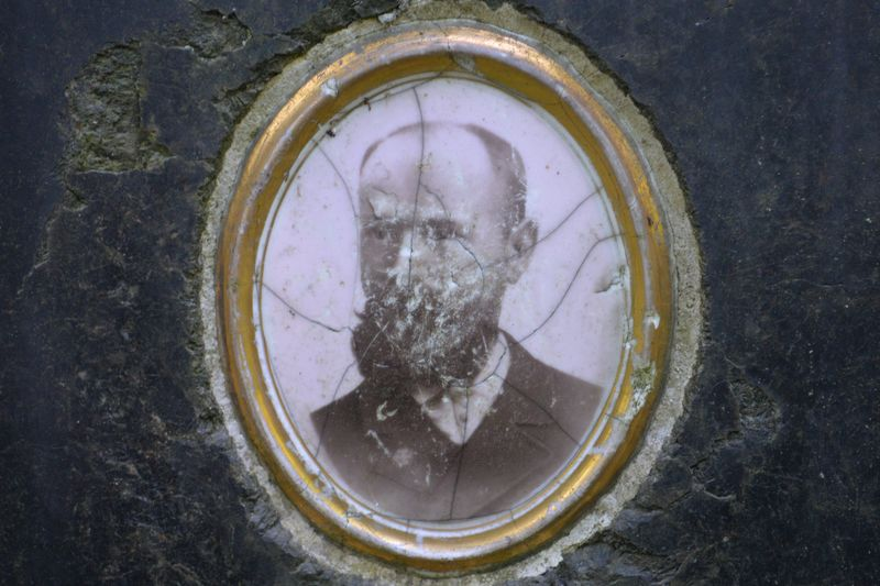 Detail from the tombstone of Waclaw Licki, Baykova cemetery in Kiev, as of 2021.