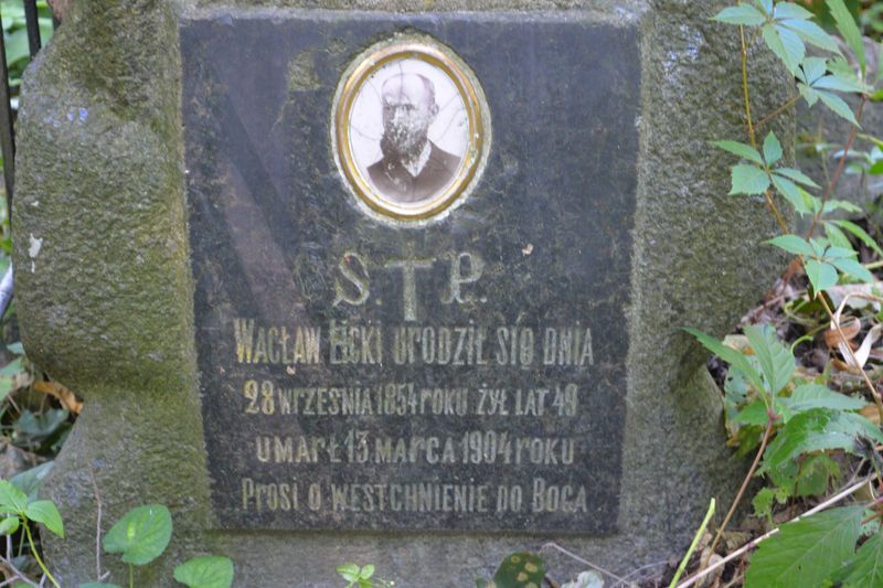 Fragment of the tombstone of Waclaw Licki, Bajkova cemetery in Kiev, as of 2021.