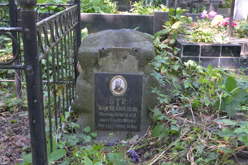 Tombstone of Waclaw Licki, Baykova cemetery in Kiev, as of 2021.