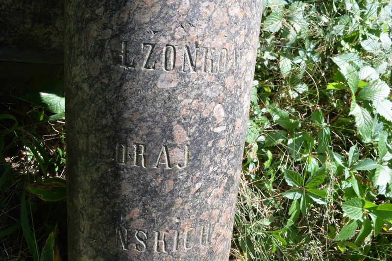 Fragment nagrobka Julii Wilczyńskiej, z widoczną inskrypcją, cmentarz Bajkowa w Kijowie, stan z 2021.