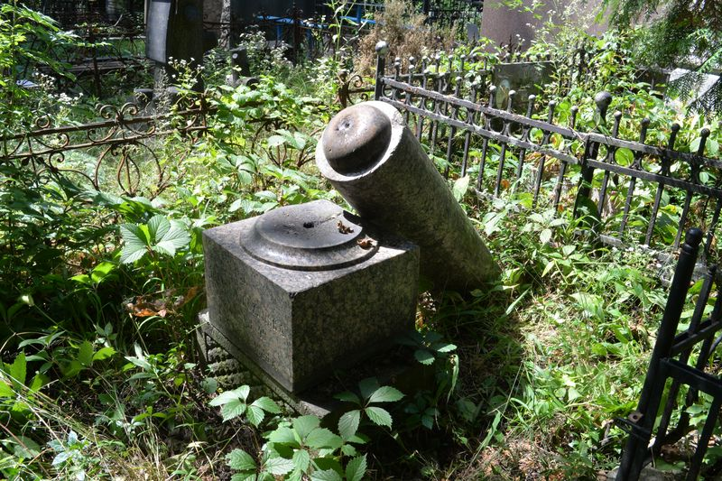 Tombstone of Yulia Wilchinskaya, Baykova cemetery in Kiev, as of 2021.