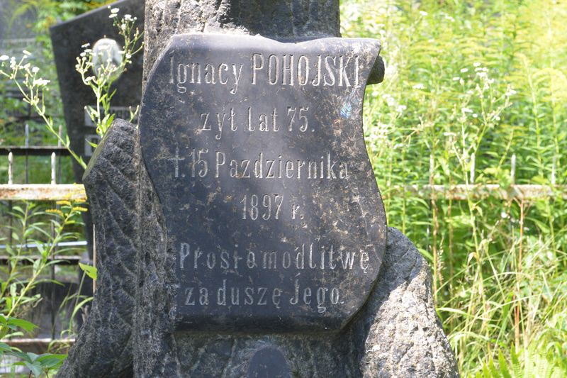 Fragment nagrobka Ignacego Pohojskiego, cmentarz Bajkowa w Kijowie, stan z 2021.